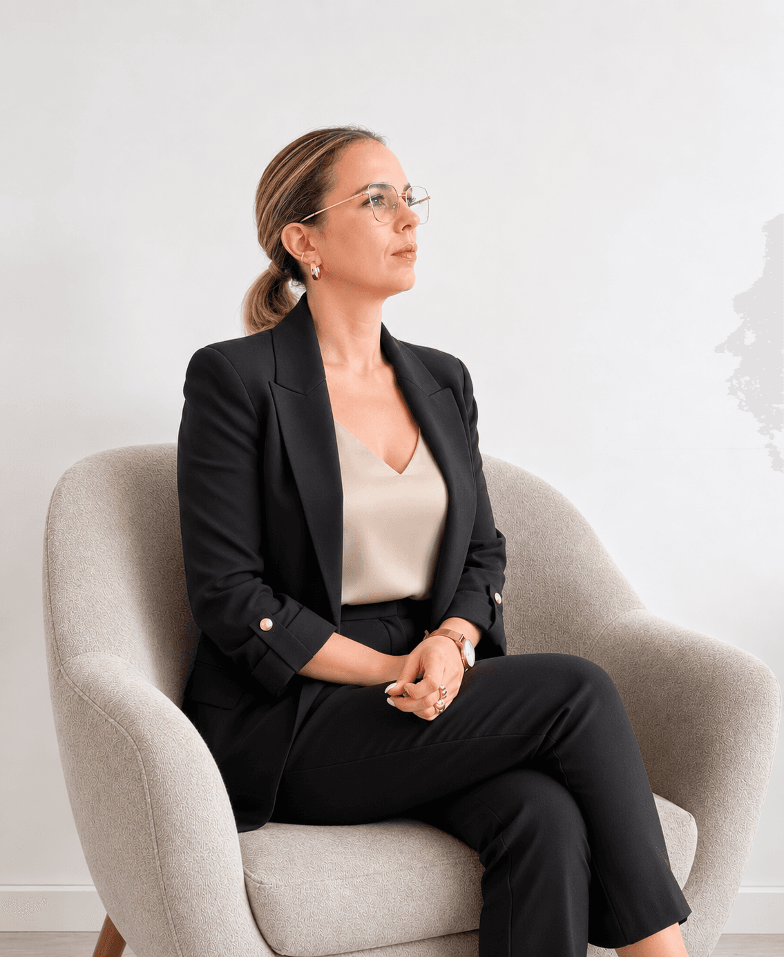 Marta Lobo sentada numa poltrona em contexto profissional